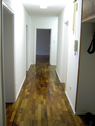 Flur mit Einbau-Garderobe und Parkett - 