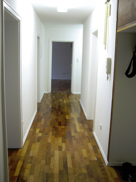 Flur mit Einbau-Garderobe und Parkett - 