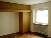 Ruhiges Schlafzimmer mit edlen Einbauschränken - 