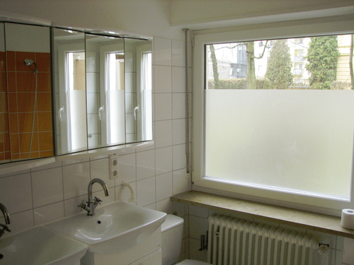 Großzügiges und helles Badezimmer mit Fenster - 