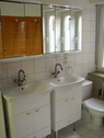 Badezimmer mit Doppelwaschbecken, Dusche, Wanne, WC 1 - 