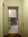 Ansicht Badezimmer vom Flur mit Gäste-WC Türe rechts - 