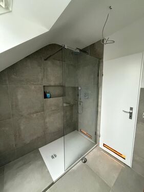 Badezimmer Bild2 - 2 Zimmer Dachgeschoßwohnung zur Miete in Mönchengladbach