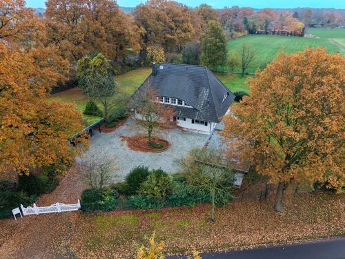 Straßenansicht - Provisionsfrei* Architektur, Prestige & Privatsphäre - Ein Anwesen für höchste Ansprüche!
