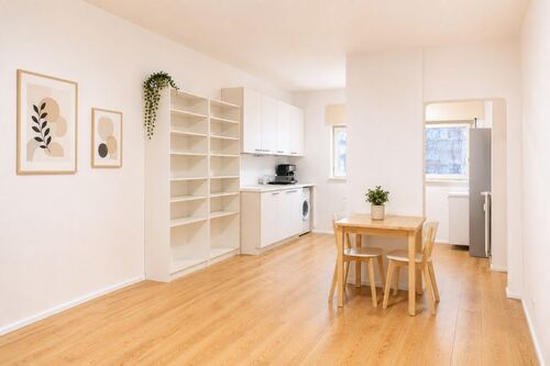 Wohnzimmer - Provisionsfrei* Toplage Schöneberg: Attraktive 1-Zimmer-Wohnung mit Einbauküche & Keller