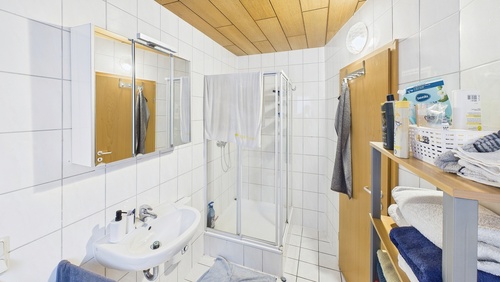 CAM01984G0-PR0520-STILL009 - 