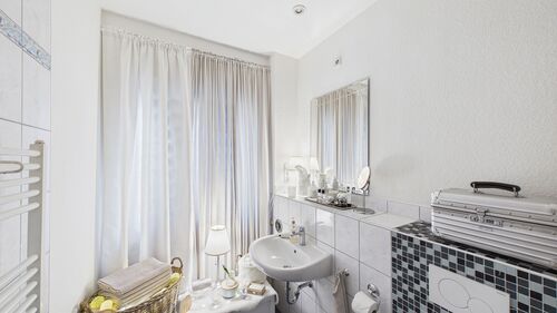 Badezimmer 2. OG stilvoll eingerichtet - 