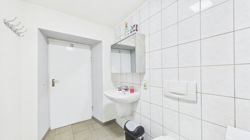 2. Wohneinheit Erdgeschoss - Badezimmer - 