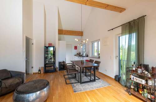 Wohn-/Essbereich mit Küche - Dachgeschoßwohnung mit 85,49 m&sup2; in Baierbrunn zum Kaufen