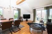 Lichtdurchflutetes Wohnzimmer - 3 Zimmer Dachgeschoßwohnung in Baierbrunn