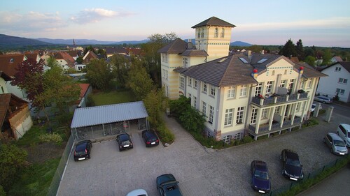Außenansicht - Wohntraum: Große, sanierte Wohnung mit Terrasse und Stellplatz