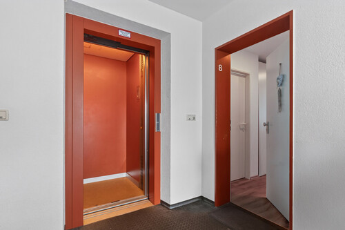 Eingang und Aufzug - 