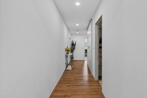 Flur - Schöne Aussichten: 4- Zimmer Wohnung mit großem Balkon, Stellplatz und EBK