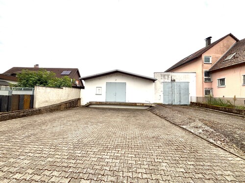 Frontansicht - Platz ohne Ende: Trockenhalle mit Außenfläche, Stellplätzen und Laderampe