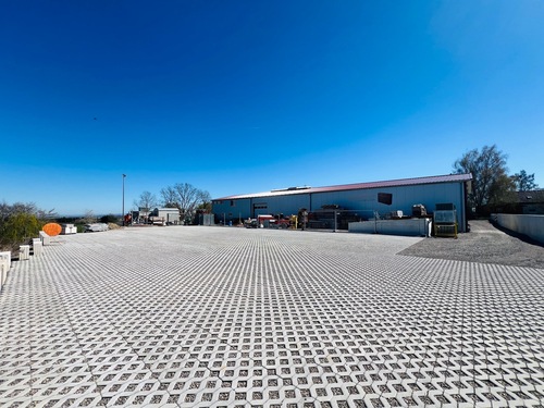 Gebäude hinten, PKW-Stellplätze - 