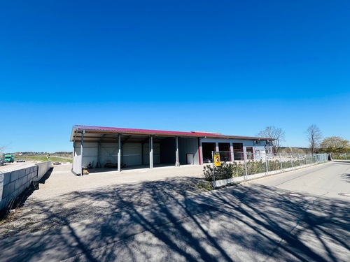 Gebäude Strassenseite links - Moderne Gewerbeimmobilie (BJ 2023) mit offener und geschlossener Werkhalle, Büro und Wohnung