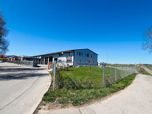 Gebäude Strassenseite rechts - 