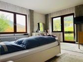 WG 1: Schlafzimmer 1, Sicht auf Balkon - 