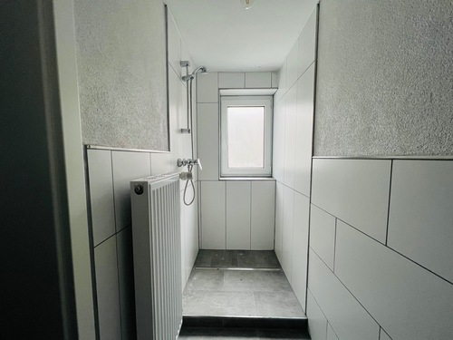 1. OG_Bad (Sicht auf Dusche) - 