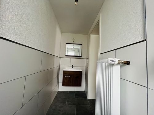 1. OG Bad (Sicht auf Waschbecken) - 