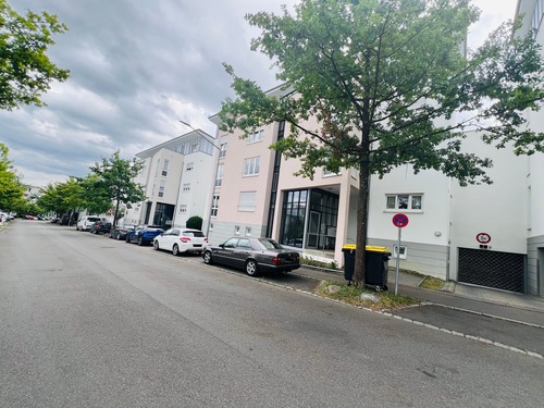 Haus und Tiefgaragenzufahrt - 2 Zimmer Erdgeschoßwohnung in Reutlingen
