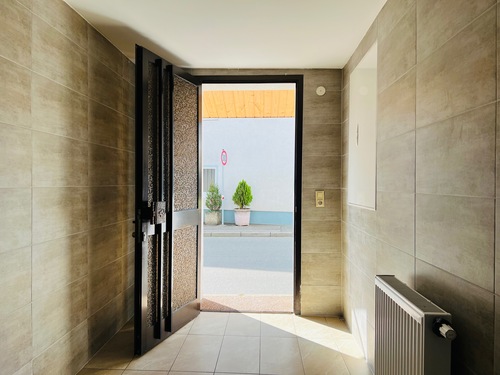 Hauseingang - 11 Zimmer Mehrfamilienhaus, Wohnhaus zum Kaufen in Gäufelden-Nebringen