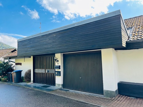 Hauseingang und Garage - 