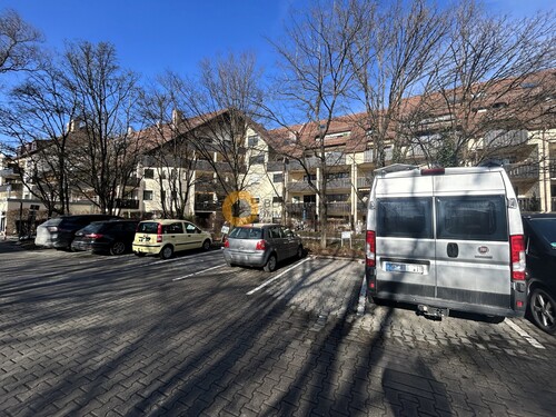 Gesamtgebäude mit Aussenstellplätzen - 