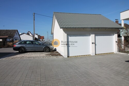 Garage und Stellplätze - 