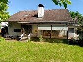 Foto aus Sommer - Ein-Zwei-Familienhaus mit Garagen, grosses Grundstück in schöner Ortsrandlage
