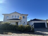 Strassenansicht mit Garage - 