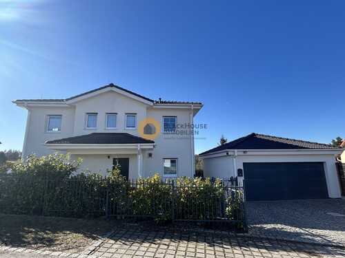 Strassenansicht mit Garage - 