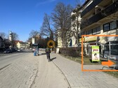 Sichtbarkeit des Ladenlokals von der Ottobrunner Strasse - Rendite trifft Genuss: 8,76% Rendite für EUR 50K EK-Investition in Münchner Immobilie (Sushi-Bar)