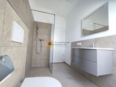 Gästebad mit Dusche und WC - 