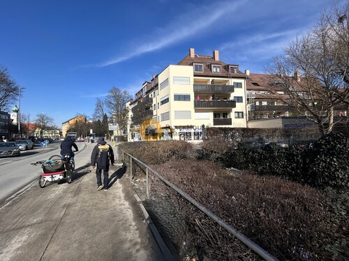 Gesamtgebäude Strassensicht - Erdgeschoßwohnung mit 61,50 m&sup2; in München zum Kaufen