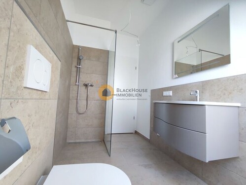 Gästebad mit Dusche und WC - 