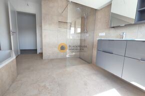 Masterbad mit Dusche und Wanne - 6 Zimmer Mehrfamilienhaus, Wohnhaus in Ingolstadt