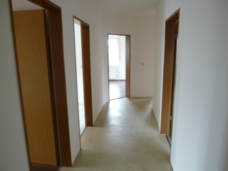 Flur - 4 Zimmer Etagenwohnung in Lage