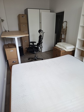 Zimmer nach Auszug von Fenster aus - 1- Zimmer in Berlin