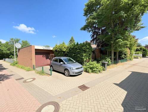 Garage Einfahrt- (KI generiert) - 3 Zimmer Einfamilienhaus zum Kaufen in Vechta