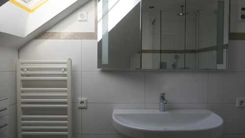 Bad_I_3_Waschbecken - 4 Zimmer Dachgeschoßwohnung zur Miete in Düsseldorf