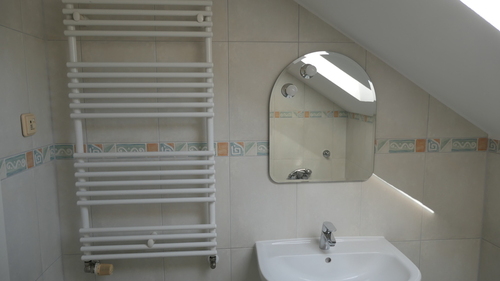 BadII_2_Spiegel - 4 Zimmer Dachgeschoßwohnung in Düsseldorf