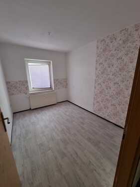 kleines Zimmer mit Tapete - 