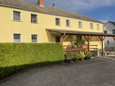 Fassade Hofseite - Sehr geräumige, ruhige Wohnung mit Einbauküche in Götz