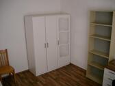 Kleiderschrank - Ab sofort EG Möbliertes Zimmer im ruhigen gepflegten Reihenhaus FfM