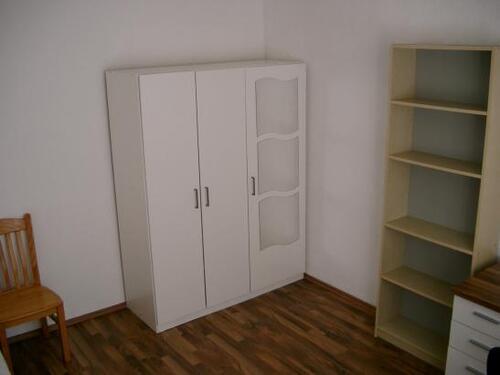 Kleiderschrank - Ab sofort EG Möbliertes Zimmer im ruhigen gepflegten Reihenhaus FfM
