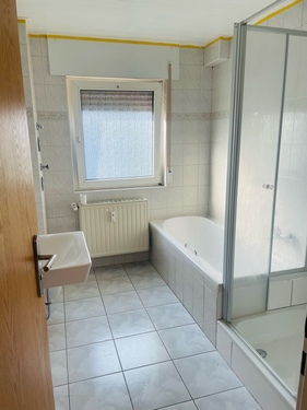 Bad - 4 Zimmer Wohnung zu vermieten - 980,00 EUR Kaltmiete, ca.  90,00 m² Wohnfläche