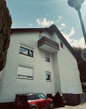 Lützelbach_Außenansicht_Balkonseite - Idyllische Dachgeschosswohnung mit Panoramablick