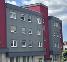 Hausaansicht - Wohnkomfort mit Perspektive – Großzügige Eigentumswohnung mit Balkon und Aufzug - Erbpachtgrundstück
