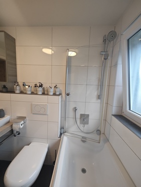 Tageslichtbad mit Duschmöglichkeit - 3- Zimmer in Großbettlingen